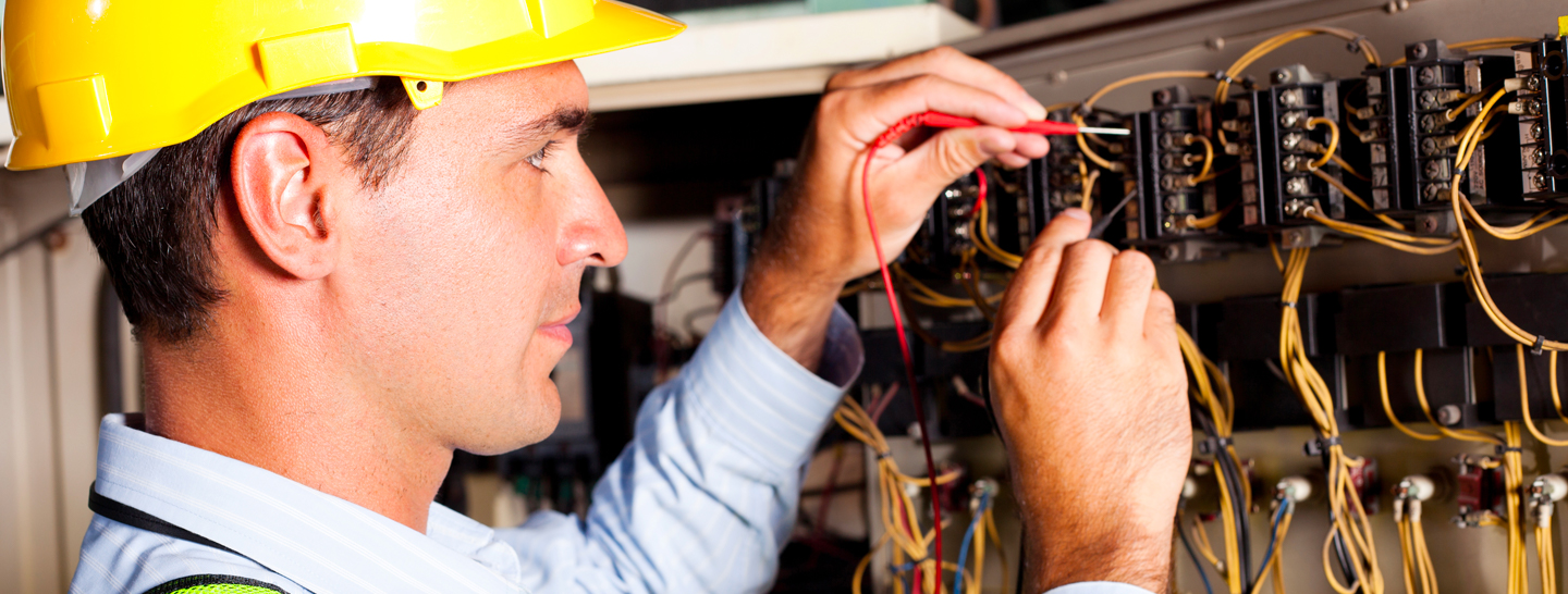 Hombre de ENEL X realizando el mantenimiento de plantas eléctricas